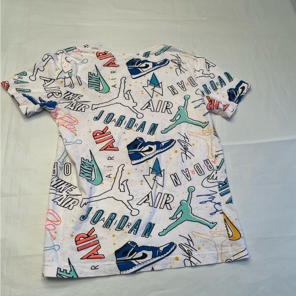 🌈 Jordan Logo White Tee  for the 90s Vibe! Boys Size LG🕹️ - Picture 6 of 10